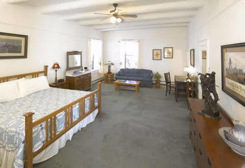 Cimarron Casa Del Gavilan Historic Inn מראה חיצוני תמונה